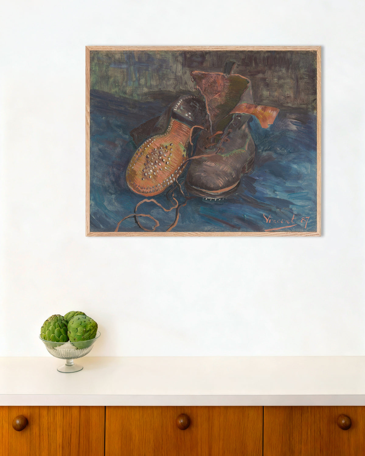 Poster van Een paar laarzen (1887) van Vincent van Gogh, met lijst van naturel hout