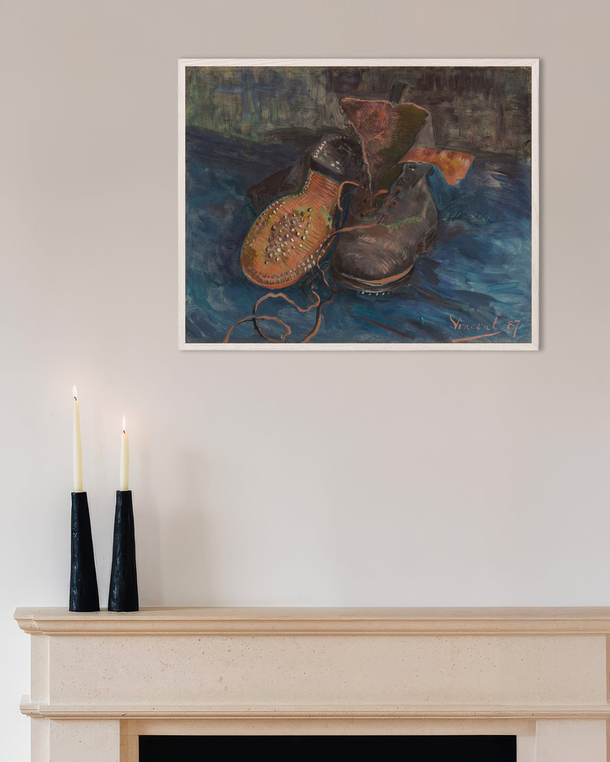 Poster van Een paar laarzen (1887) van Vincent van Gogh, met witte houten lijst