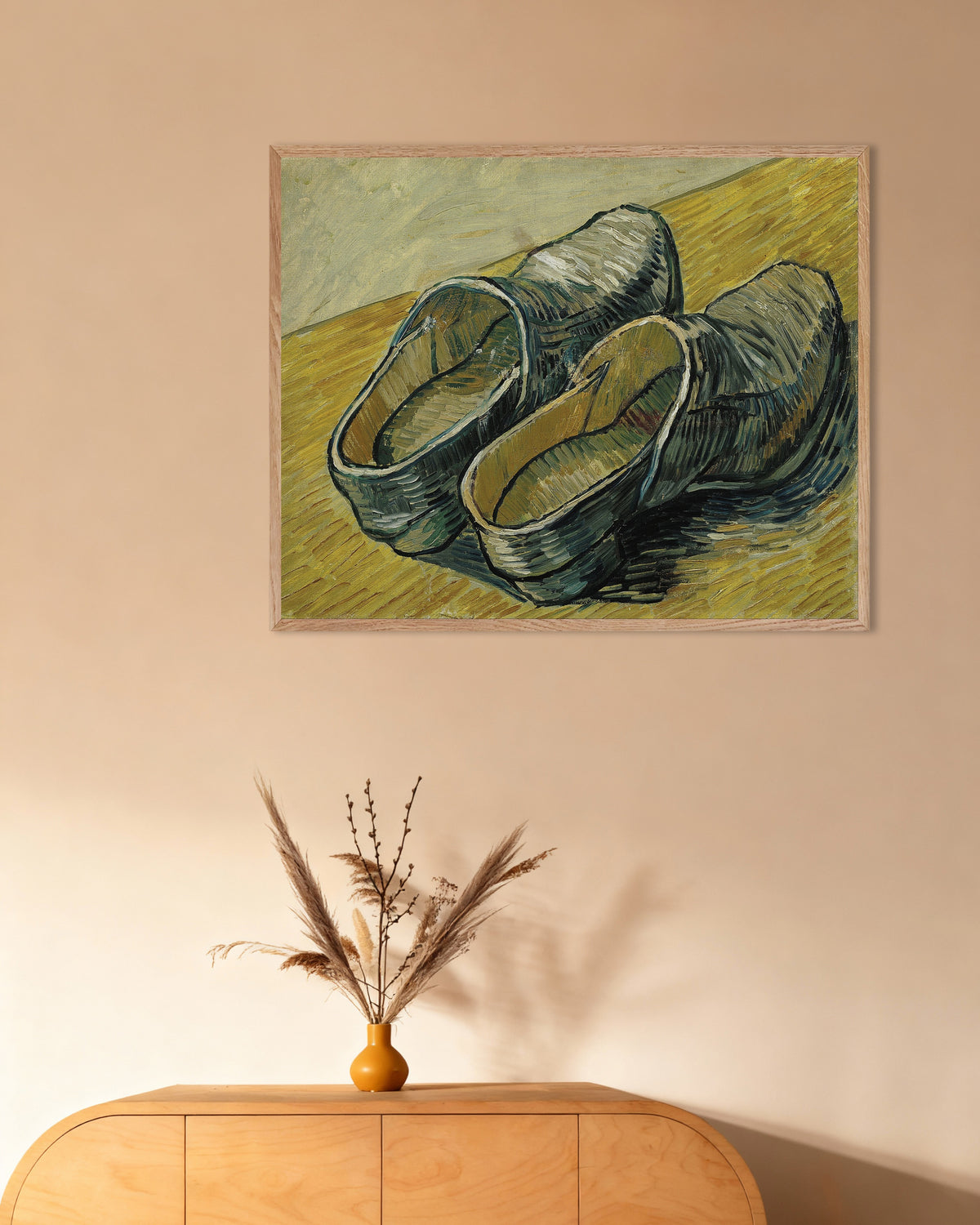 Poster van Een paar leren klompen (1888) van Vincent van Gogh, met naturel houten lijst
