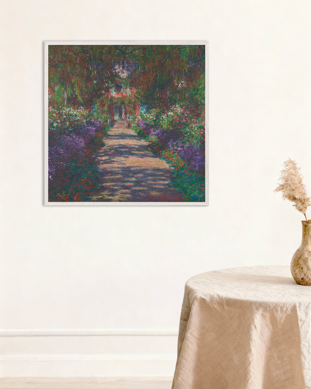Poster Een laan in Monets tuin in Giverny (1902) van Claude Monet met witte houten lijst