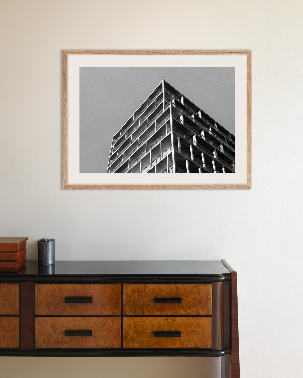 Poster ‘Balkonhoek onder een grijze hemel’, met naturel houten lijst