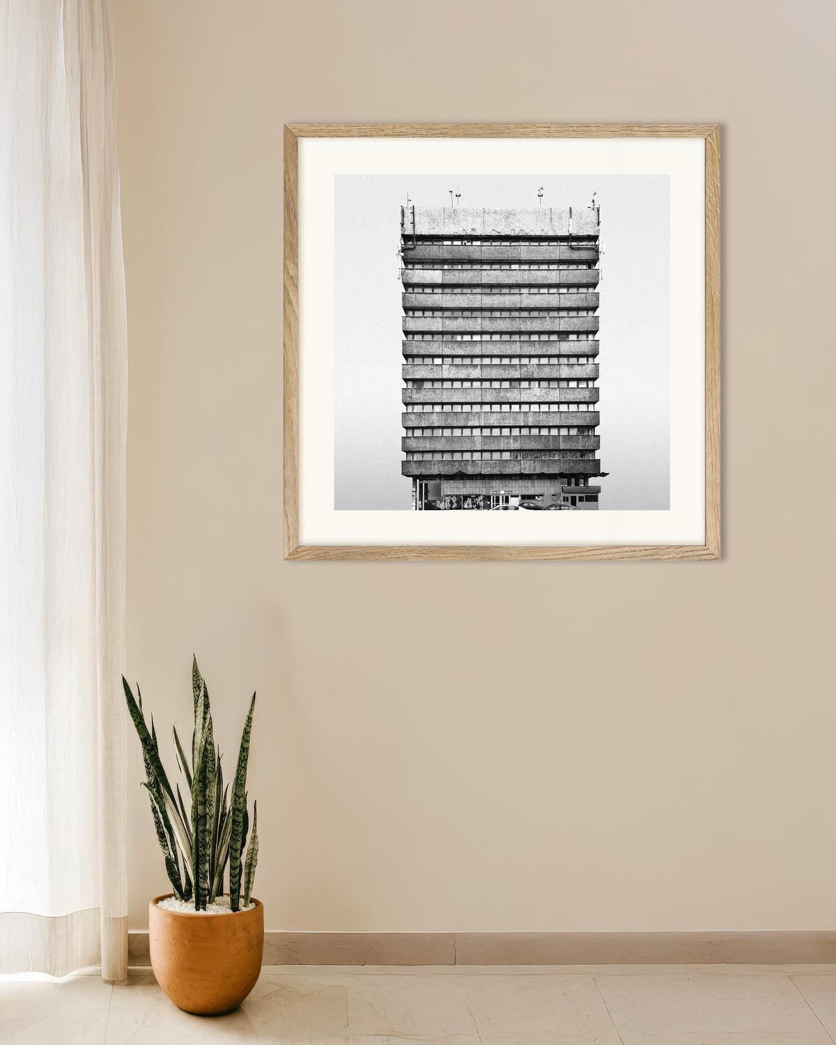 Poster ‘Kantoortoren met horizontale banden’, met naturel houten lijst