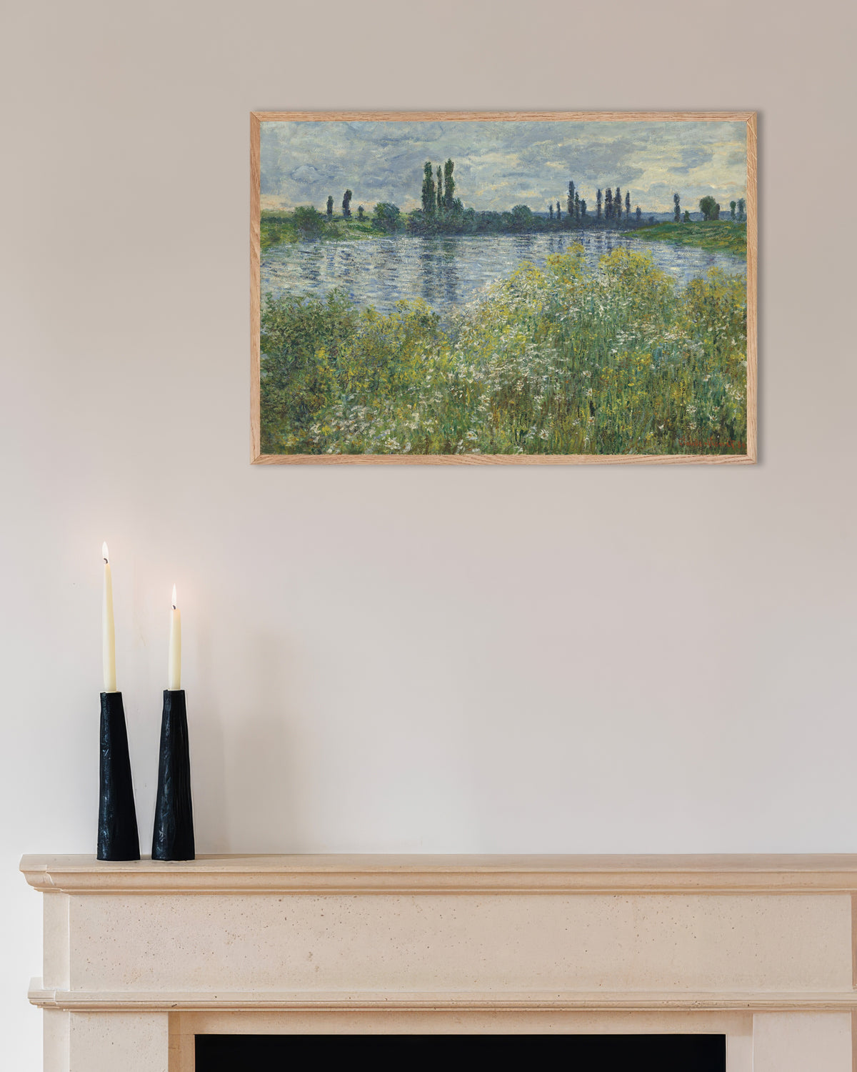 Poster Oevers van de Seine bij Vétheuil (1880) van Claude Monet met naturel houten lijst