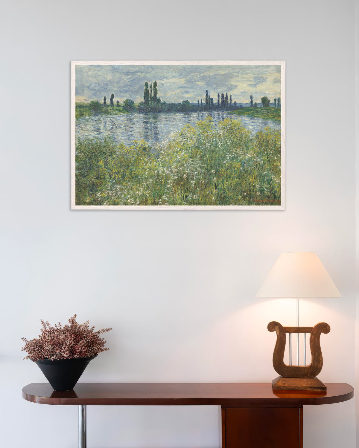 Poster Oevers van de Seine bij Vétheuil (1880) van Claude Monet met witte houten lijst