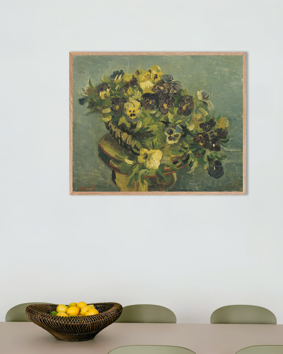 Poster van Mandje viooltjes op een klein tafeltje (1887) van Vincent van Gogh, met naturel houten lijst