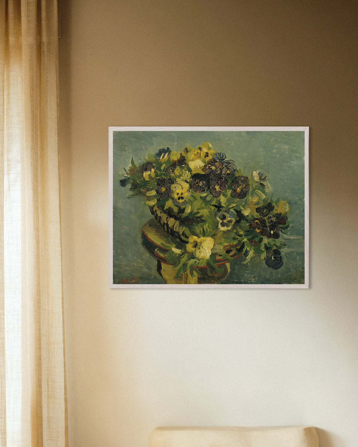 Poster van Mandje viooltjes op een klein tafeltje (1887) van Vincent van Gogh, met witte houten lijst