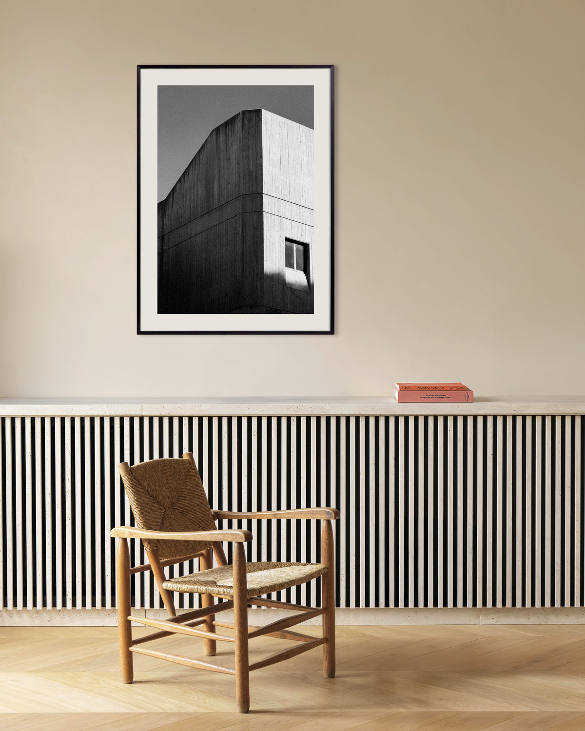 Poster ‘Betonnen hoek met plankenstructuur’, met metalen lijst