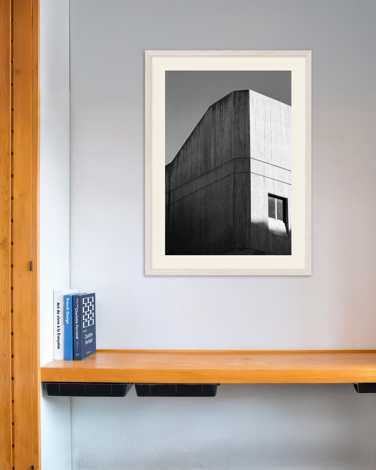 Poster ‘Betonnen hoek met plankenstructuur’, met witte houten lijst