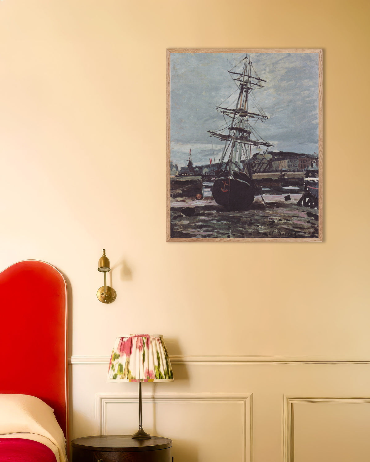 Poster Drooggevallen boot in Fécamp (1868) van Claude Monet met naturel houten lijst
