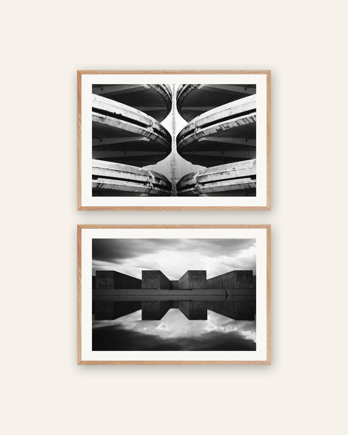 Brutalisme posters, set van 2: symmetrie, in naturel eikenhouten lijsten
