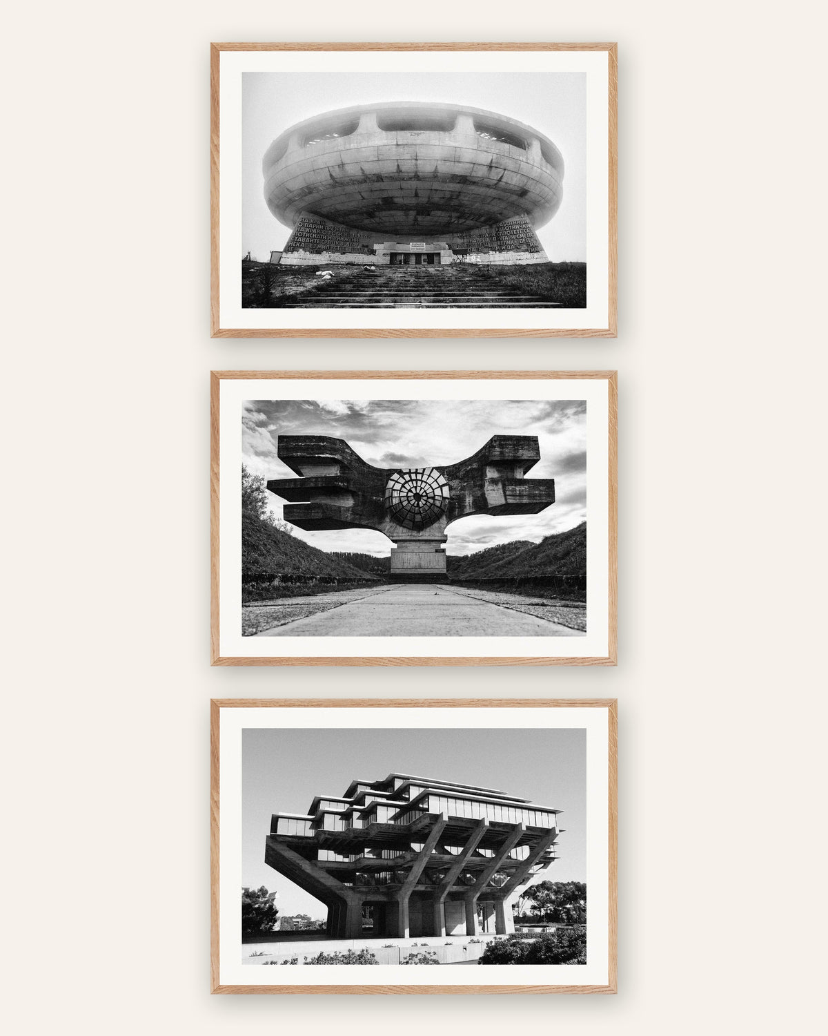 Brutalisme posters, set van 3: iconen van beton, in naturel eikenhouten lijsten