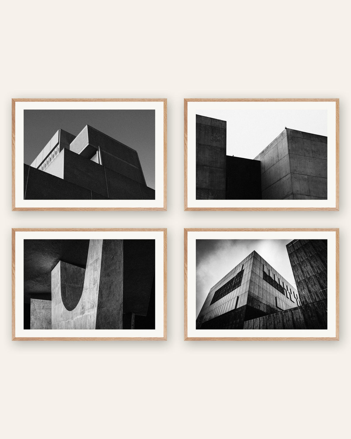 Brutalisme posters, set van 4: minimalistische betonvolumes, in naturel eikenhouten lijsten