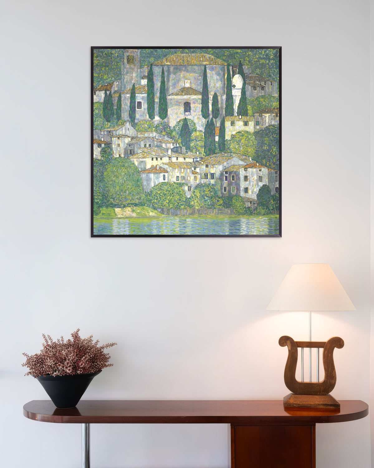 Poster Kerk in Cassone (Landschap met cipressen) (1913) van Gustav Klimt met metalen lijst