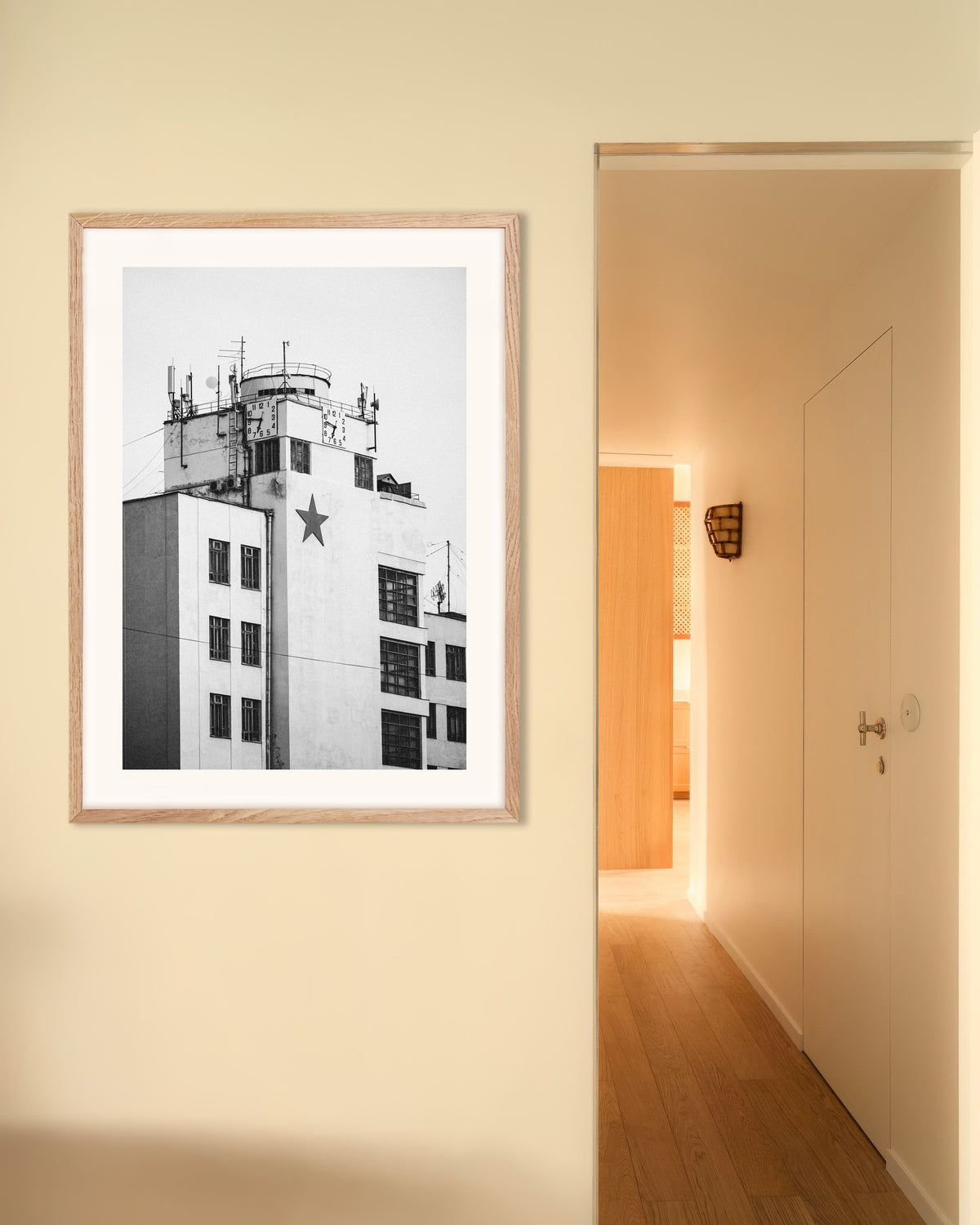 Poster ‘Klokkentoren met een ster’, met naturel houten lijst