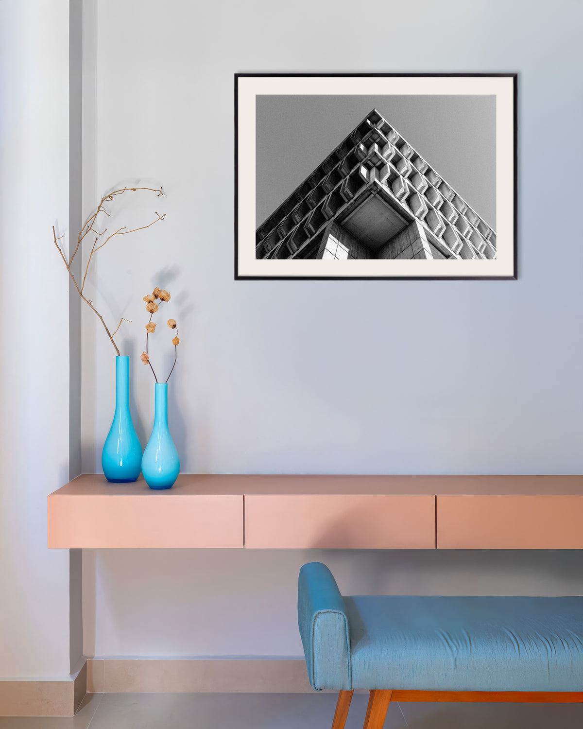 Poster ‘Cassettegevel op een hoek in scherp perspectief’, met metalen lijst