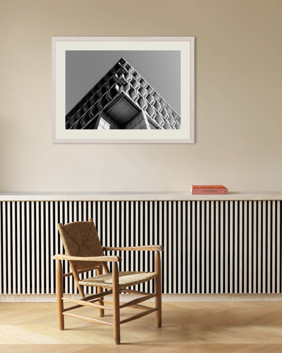 Poster ‘Cassettegevel op een hoek in scherp perspectief’, met witte houten lijst