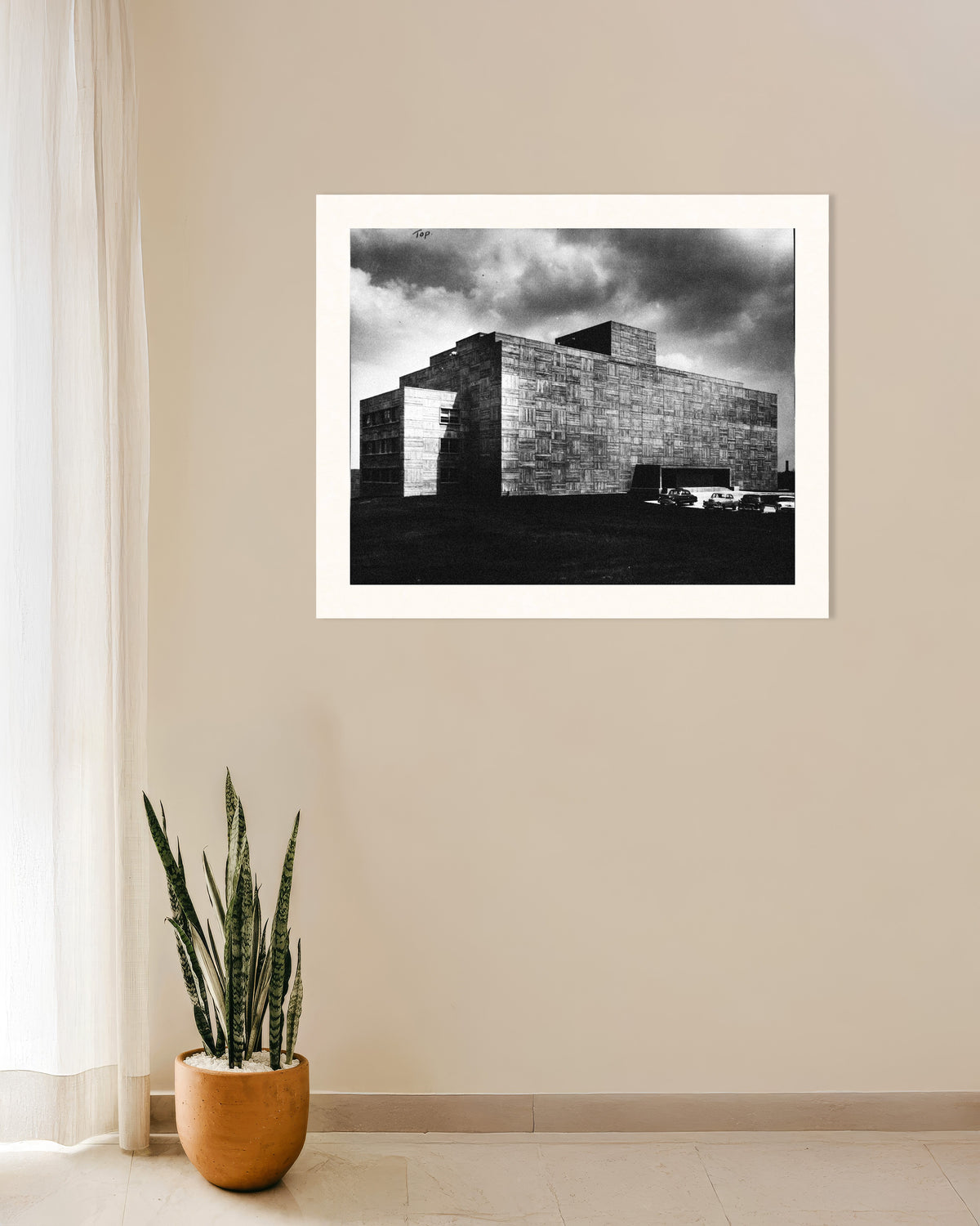 Poster ‘Betonnen gebouw tijdens een storm’