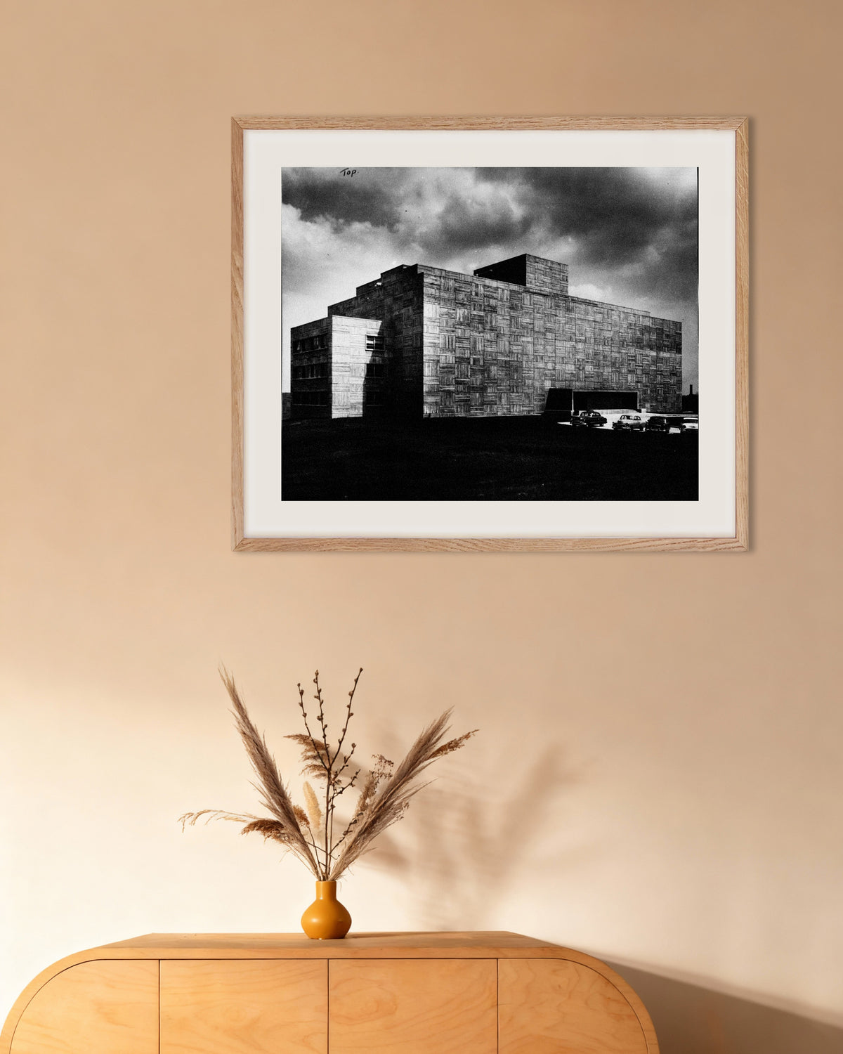 Poster ‘Betonnen gebouw tijdens een storm’, met naturel houten lijst