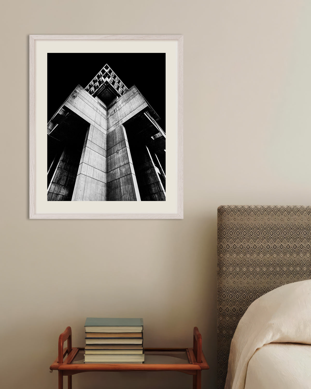 Poster ‘Kruisvormige betonnen toren bij nacht’, met witte houten lijst