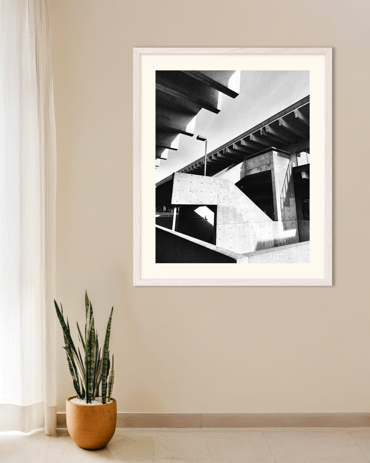 Poster ‘Betonnen trap in het zonlicht’, met witte houten lijst