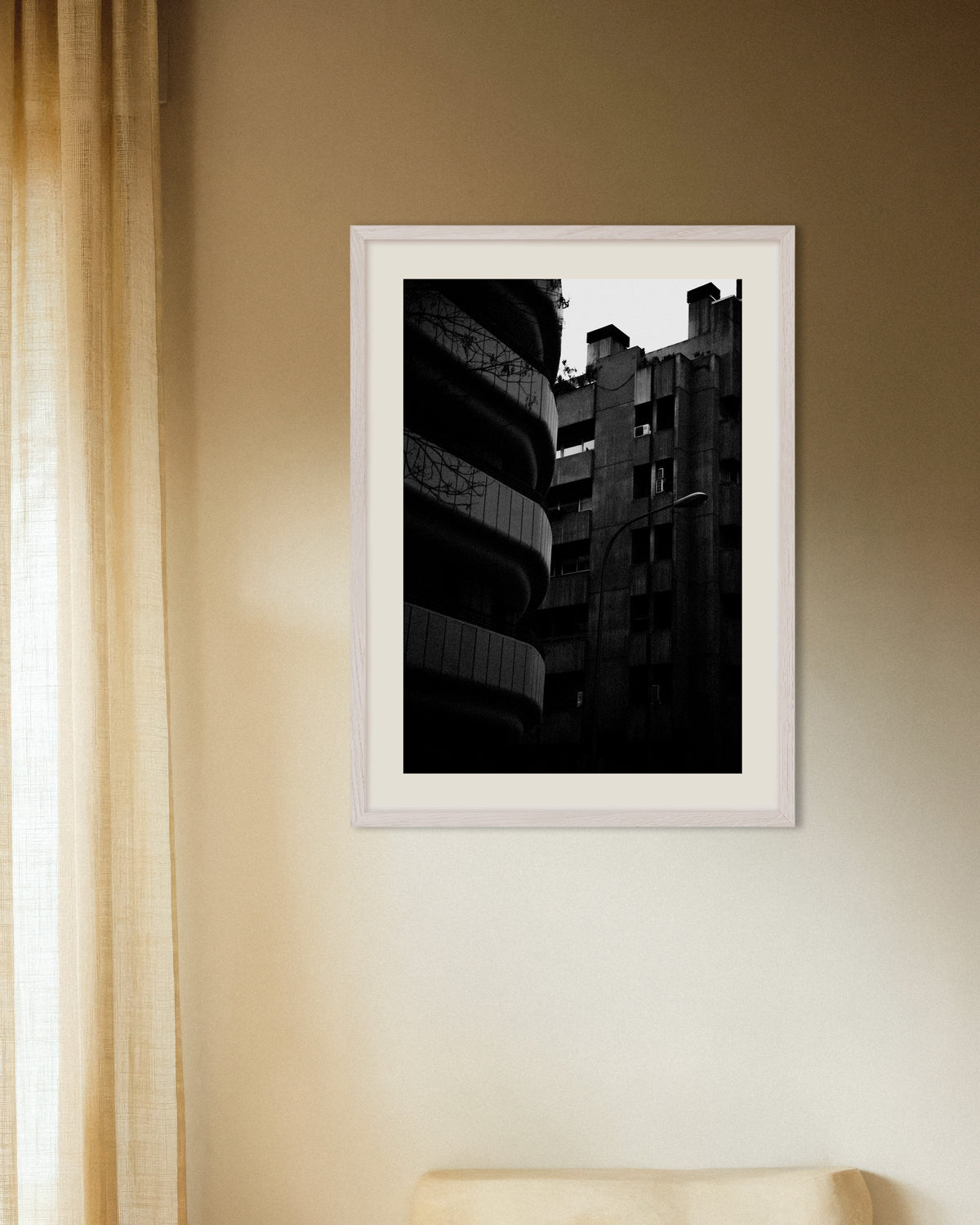Poster ‘Gebogen gevel en betonnen toren’, met witte houten lijst