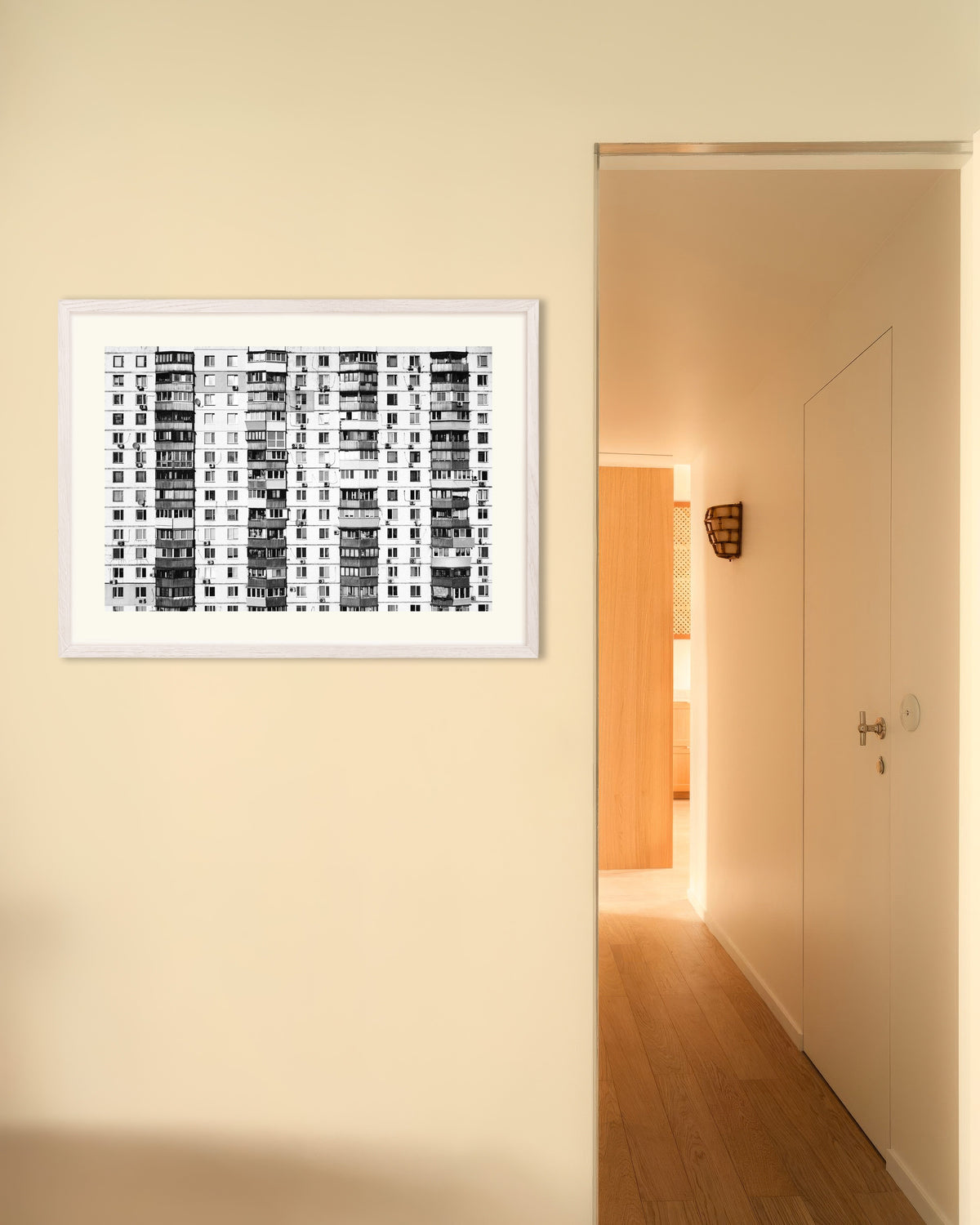Poster ‘Eindeloos flatgebouw’, met witte houten lijst