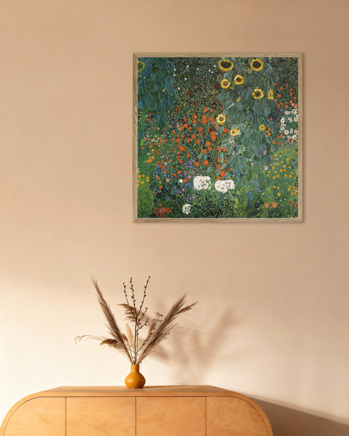 Poster Boerentuin met zonnebloemen (1907) van Gustav Klimt met naturel houten lijst
