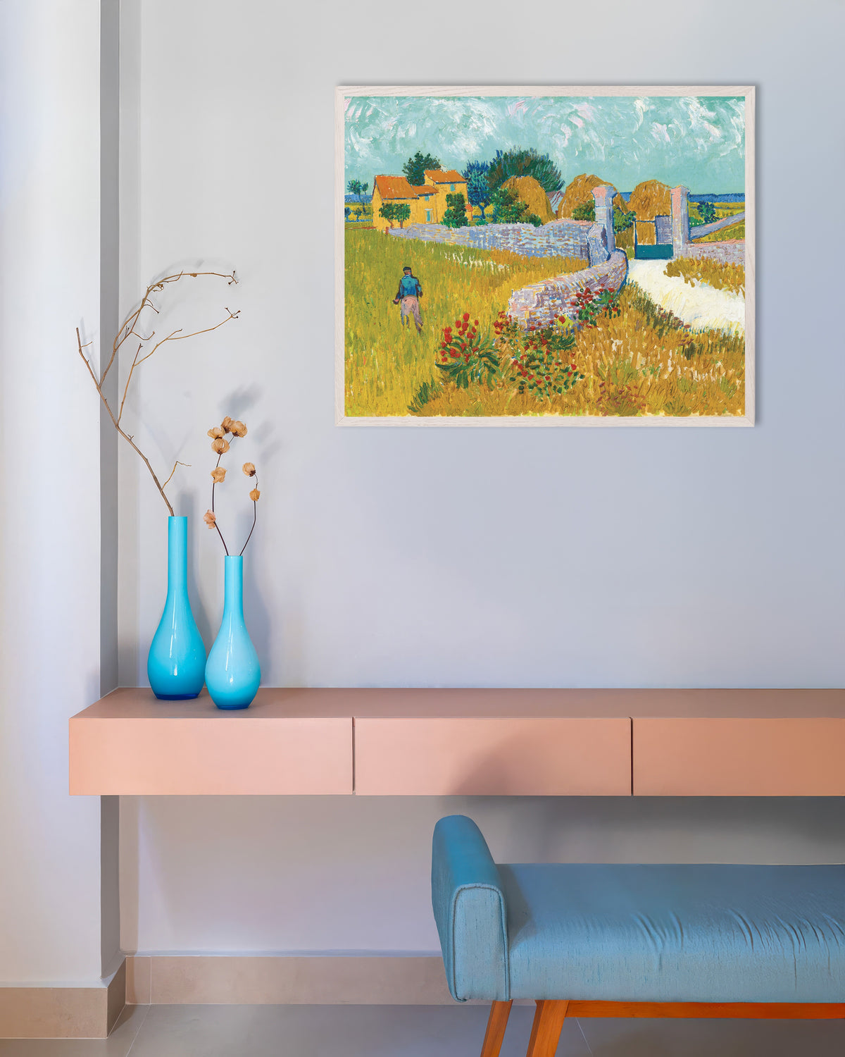 Poster van Boerderij in de Provence (1888) van Vincent van Gogh, met witte houten lijst
