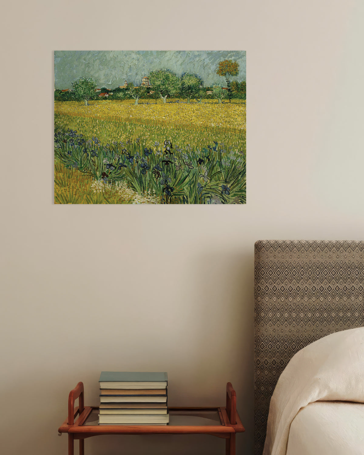 Poster van Veld met irissen bij Arles (1888) van Vincent van Gogh