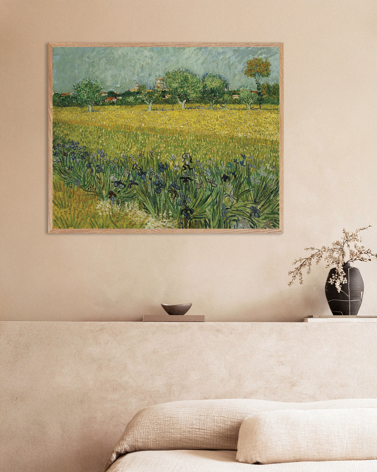 Poster van Veld met irissen bij Arles (1888) van Vincent van Gogh, met naturel houten lijst
