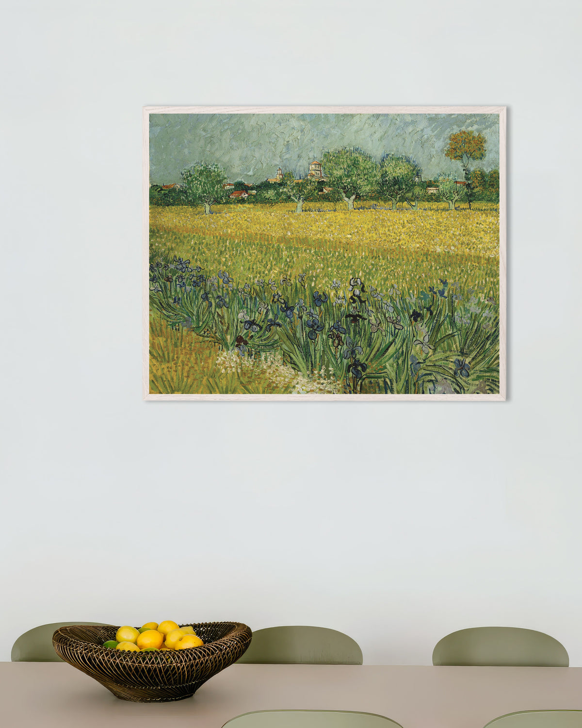 Poster van Veld met irissen bij Arles (1888) van Vincent van Gogh, met witte houten lijst