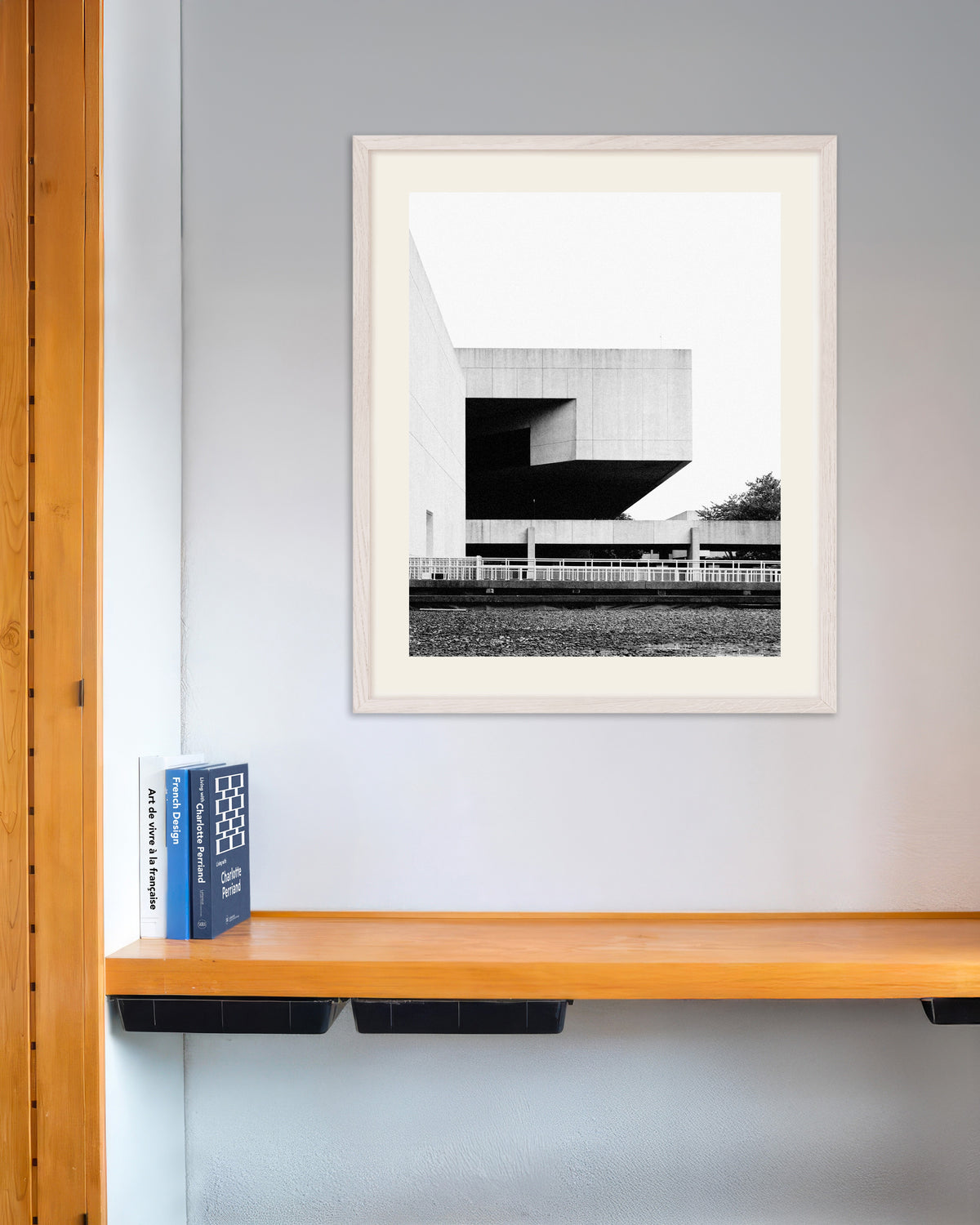 Poster ‘Zwevend betonblok’, met witte houten lijst