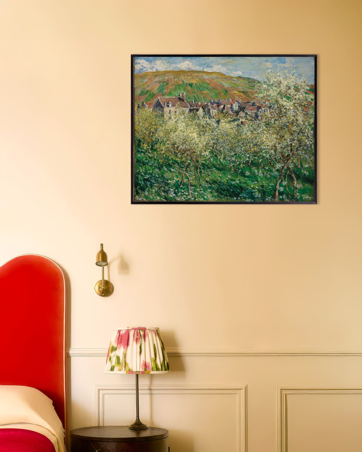 Poster Bloeiende pruimenbomen (1879) van Claude Monet met metalen lijst