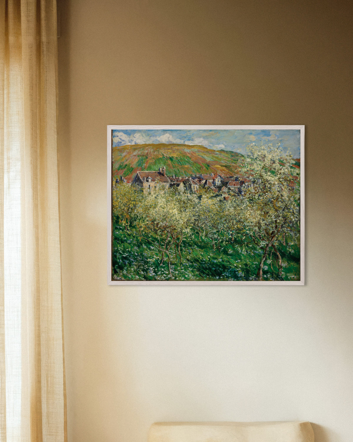 Poster Bloeiende pruimenbomen (1879) van Claude Monet met witte houten lijst