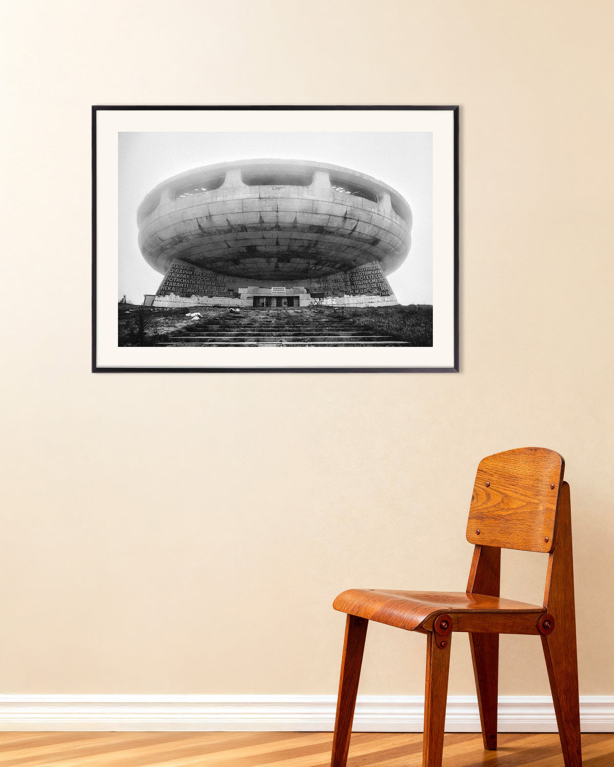 Poster ‘Monument als vliegende schotel in de mist’, met metalen lijst