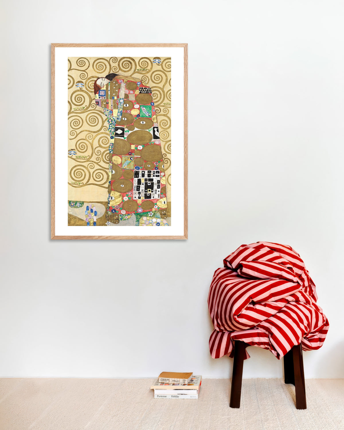Poster van Vervulling, Stoclet-fries (1910–1911) van Gustav Klimt, met een lijst van naturel hout