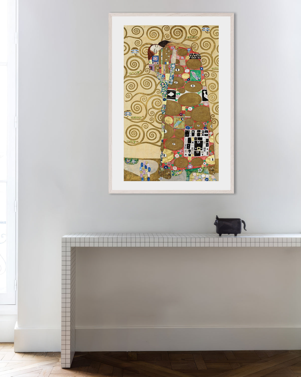 Poster van Vervulling, Stoclet-fries (1910–1911) van Gustav Klimt, met witte houten lijst