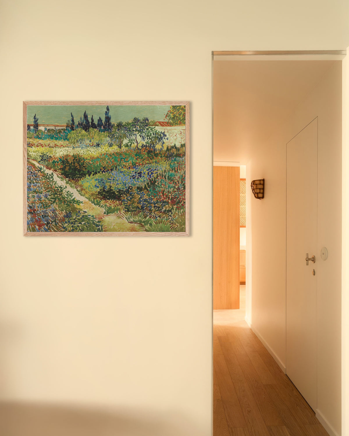 Poster van Tuin in Arles (1888) van Vincent van Gogh, met naturel houten lijst