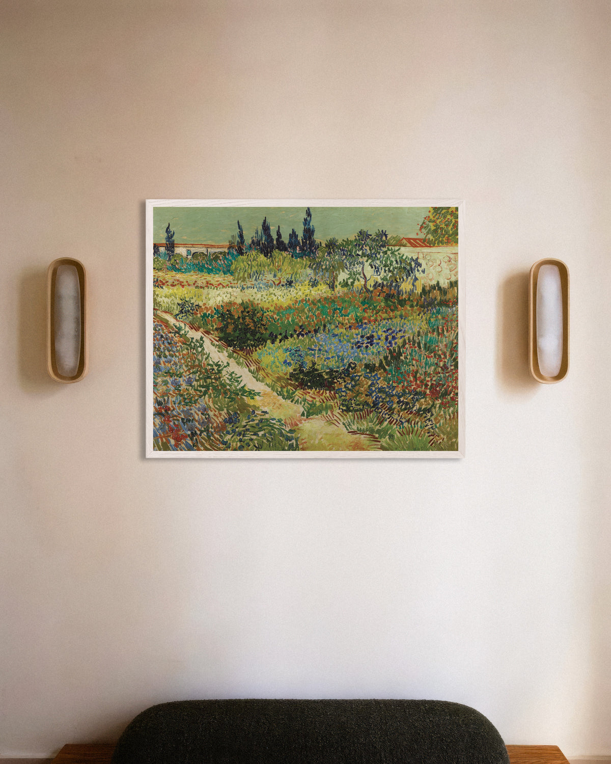 Poster van Tuin in Arles (1888) van Vincent van Gogh, met witte houten lijst