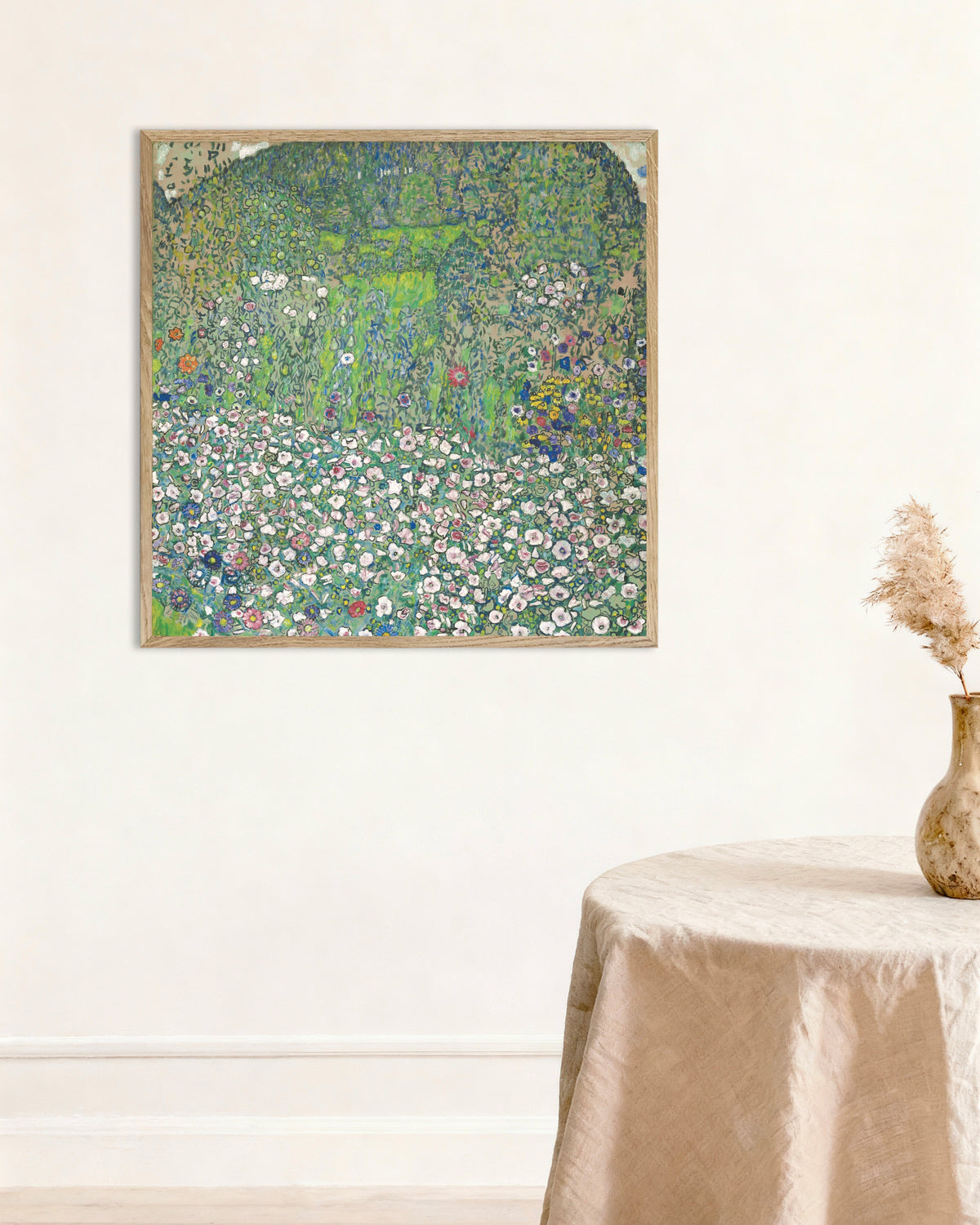 Poster van Tuinlandschap met heuveltop (1916) van Gustav Klimt, met naturel houten lijst