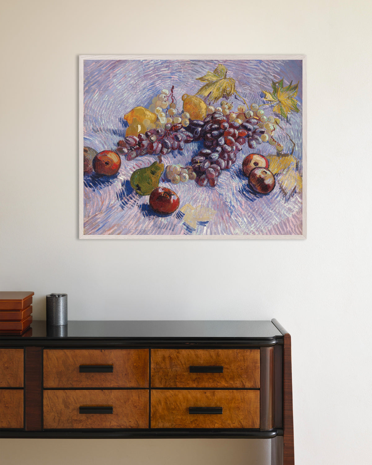 Poster van Druiven, citroenen, peren en appels (1887) van Vincent van Gogh, met witte houten lijst