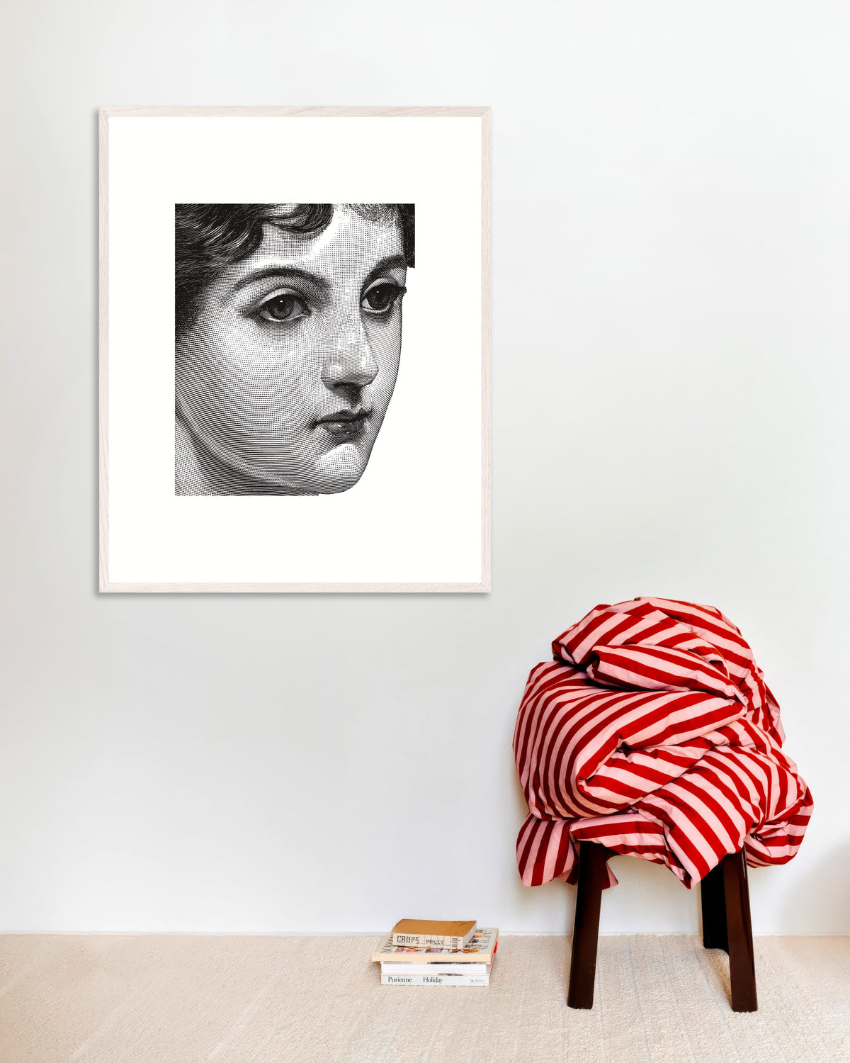 Poster van Halftoonportret van een vrouw in zwart-wit, met witte houten lijst