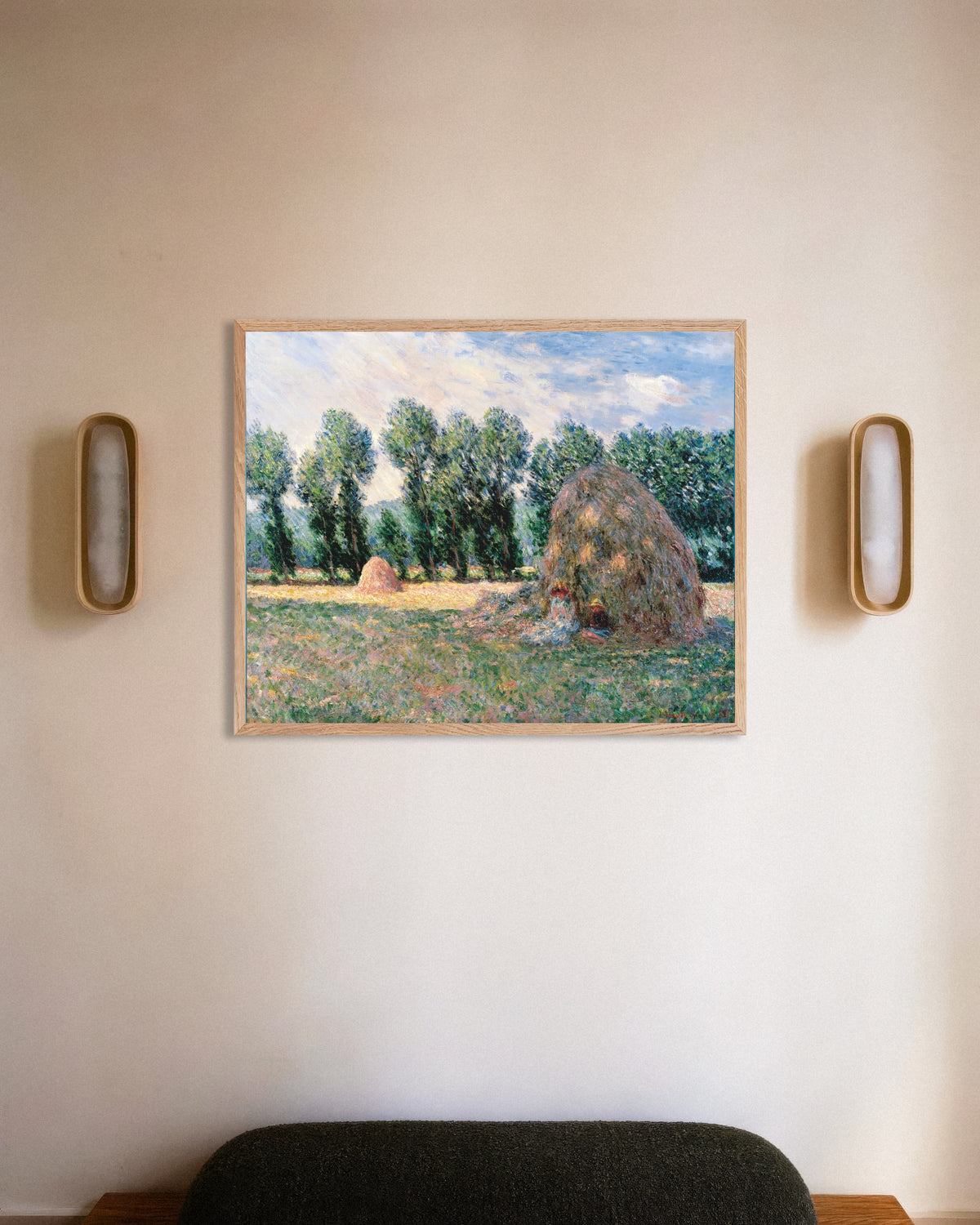 Poster Hooibergen (1885) van Claude Monet met naturel houten lijst