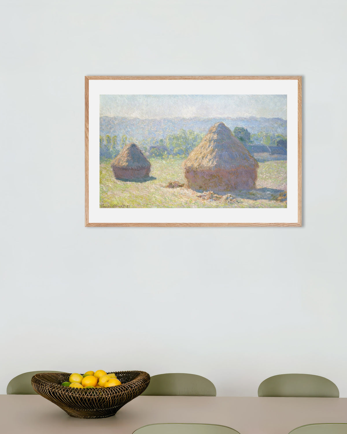Poster Graanschelven, eind van de zomer (1891) van Claude Monet met naturel houten lijst