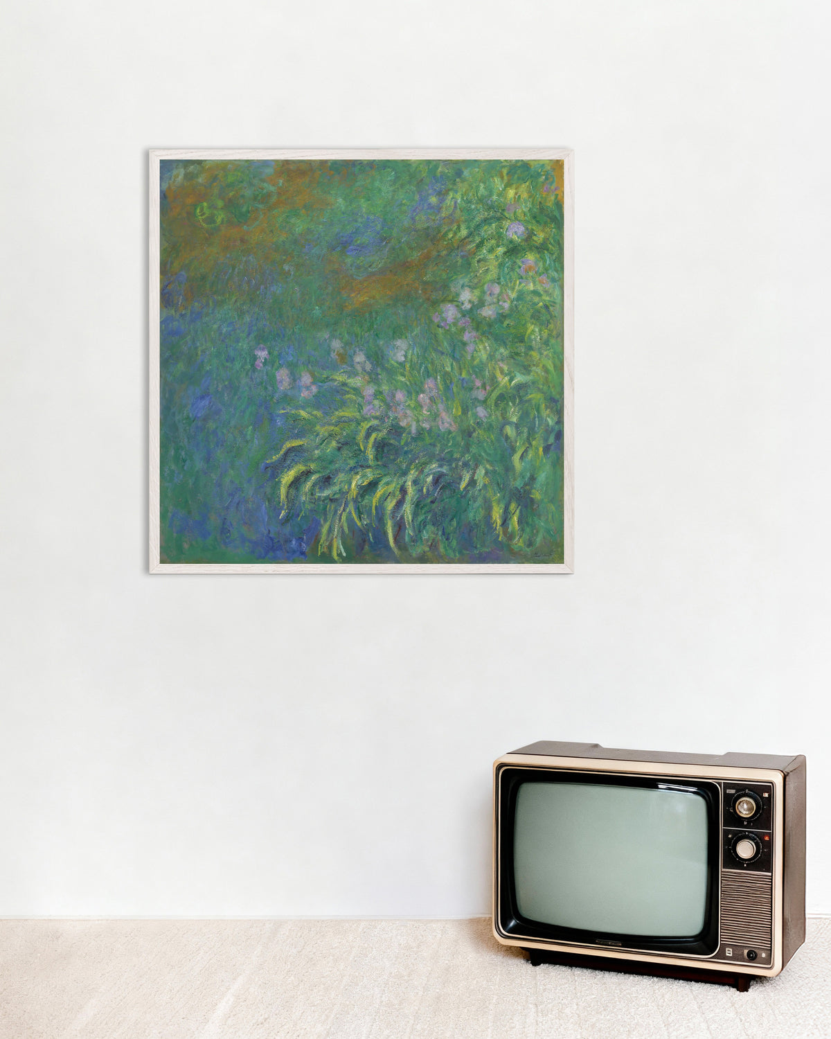 Poster Irissen (1914–1917) van Claude Monet met witte houten lijst