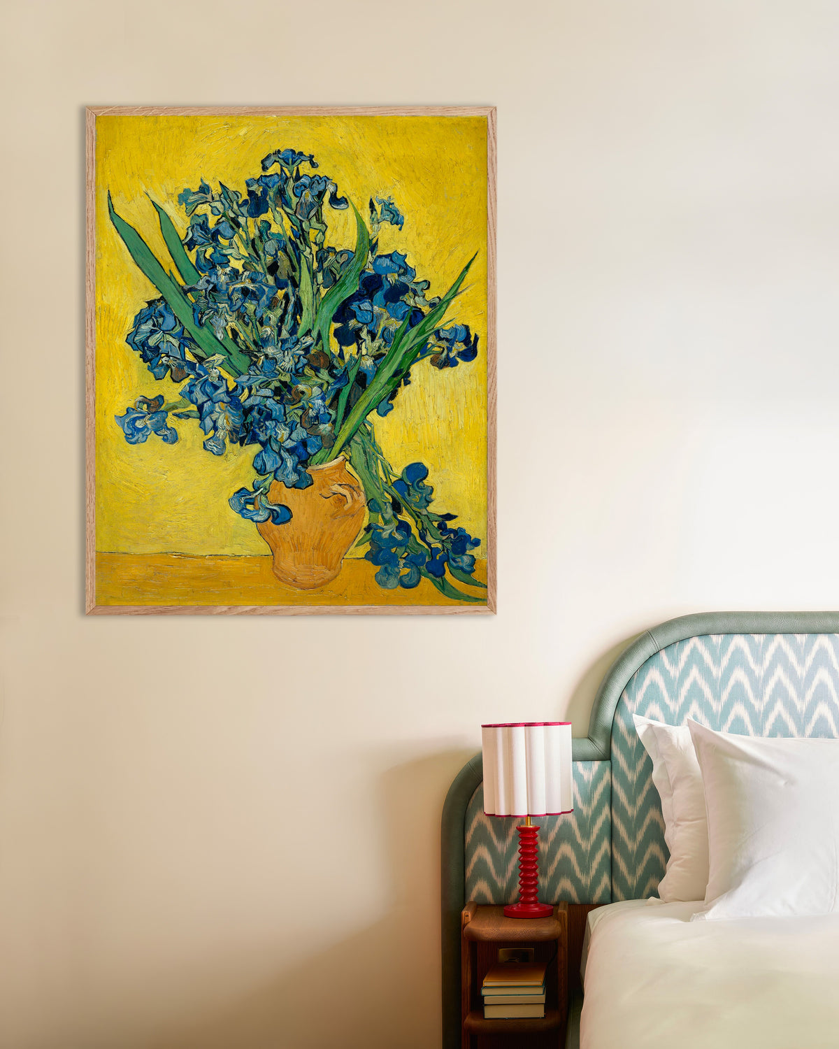 Poster van Irissen in een vaas (1890) van Vincent van Gogh, met naturel houten lijst