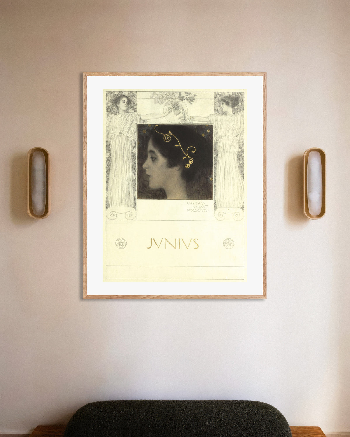 Poster Junius (1896) van Gustav Klimt met naturel houten lijst