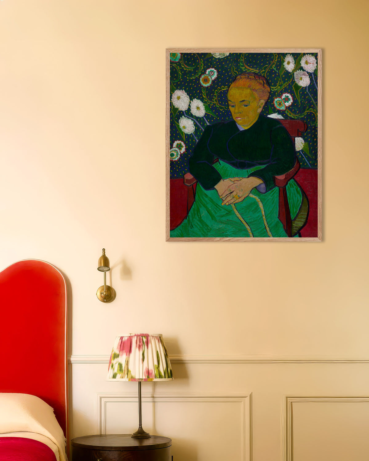 Poster van La Berceuse, Madame Roulin wiegt die Wiege (1889), Vincent van Gogh, met een lijst van naturel hout