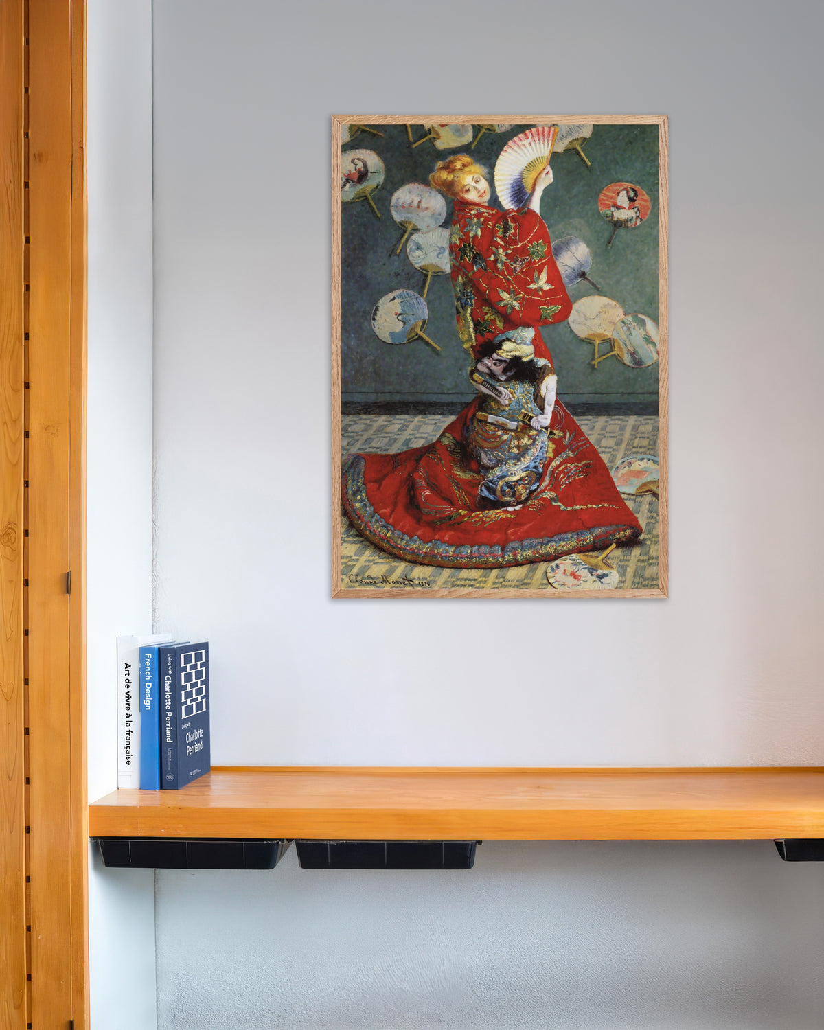 Poster La Japonaise, Camille Monet in Japans kostuum (1876) van Claude Monet met naturel houten lijst