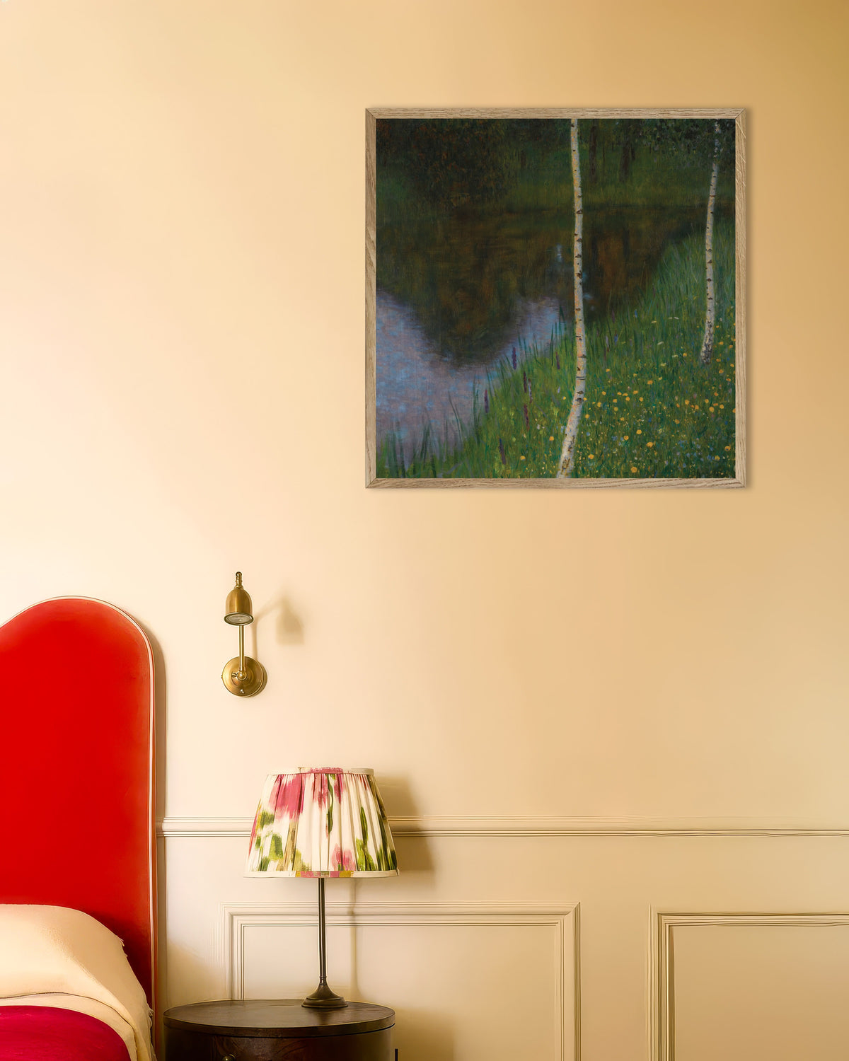Poster Meeroever met berken (ca. 1901) van Gustav Klimt met naturel houten lijst